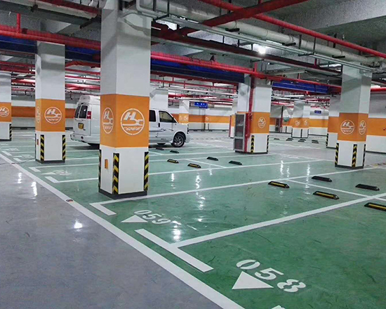 某樓盤地下車庫(kù)標(biāo)線劃線
